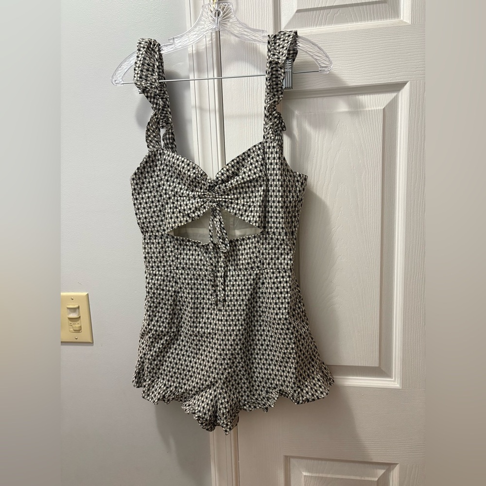 Privacy Please Revolve Black/White Gingham Ruffled Romper Size Small